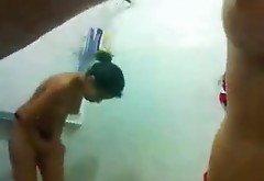 Duas novinhas tomando banho
