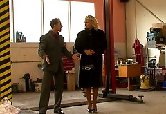 Luxurious blondie in fur coat seduces a mechanic for giving a blowjob