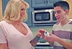 Horny Mommy Ryan Conner likes Gang Bang with friends Porn Videos