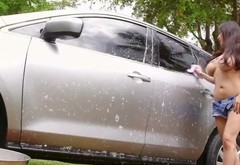 Chichona lavando un auto