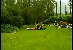 Lesbians licking on the lawn (Лесбиянки лижутся на лужайке)