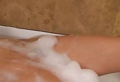 Juggy brunette milf Sunny Leone taking foam bath