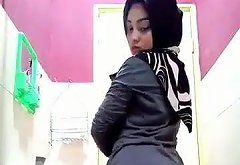 Cute Muslim Girl Masturbate In Toilet
