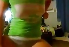 Thick white girl shaking ass...